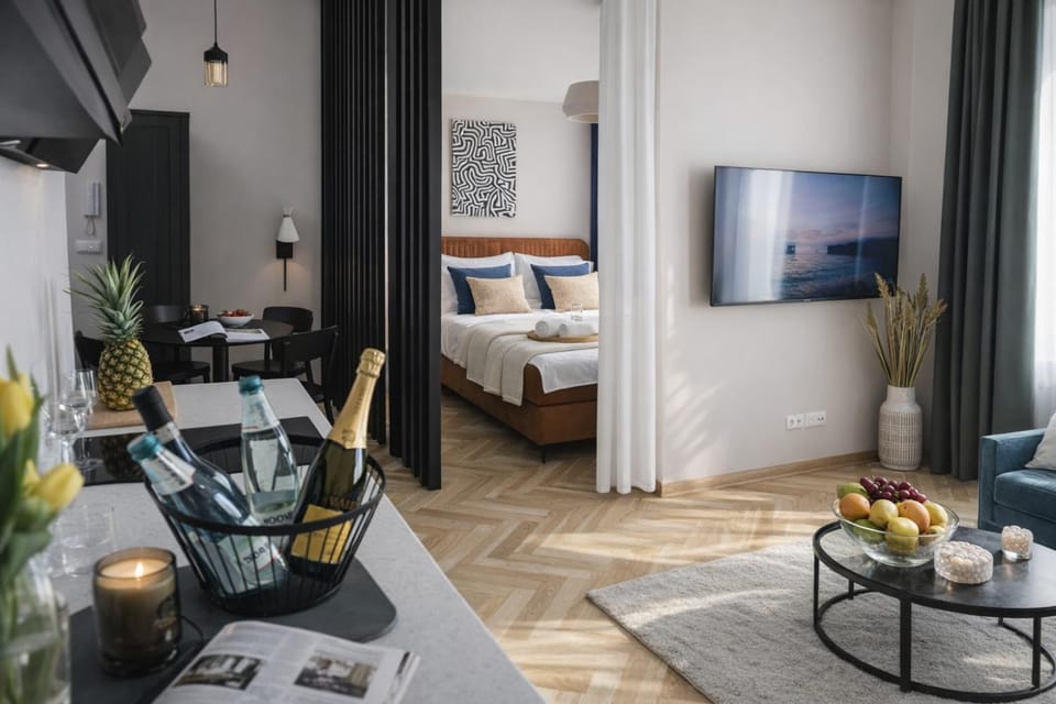 TV and multimedia, Living room, Decorative detail, Quiet street view, internet, soundproof, air conditioner