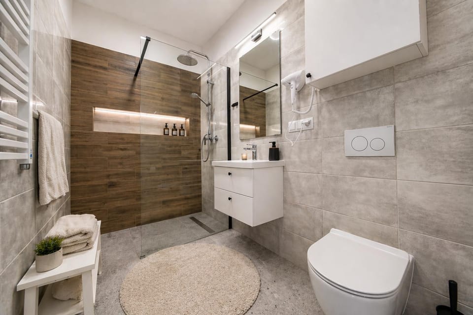 Shower, Toilet, Bathroom, hair dryier, heating, towels