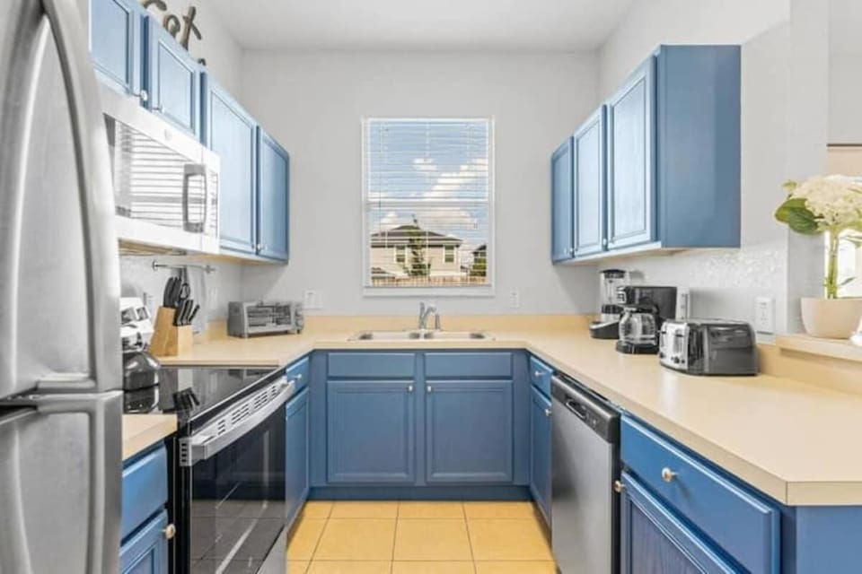 Cozy 4BR Near Disney with Shared Pool Arcade & Gym House in Four Corners