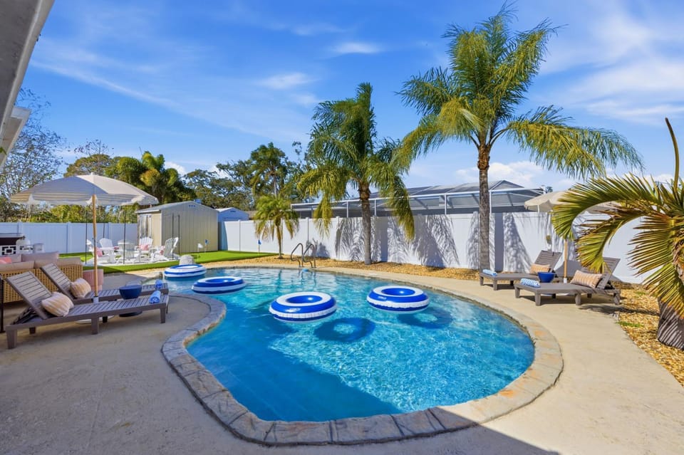 Play & Stay - Pool - Hot Tub - Movie Theater Room House in Seminole