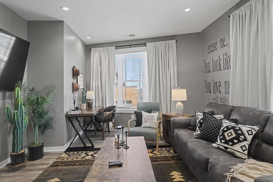 2BR Condo in Walkable Area & 5 mins to Broadway Apartment in Nashville