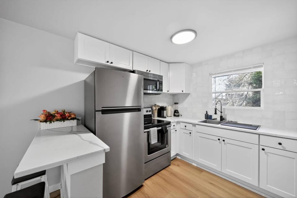 Stadium District Studio-King Bed-Walk to it all! Apartment in Tacoma