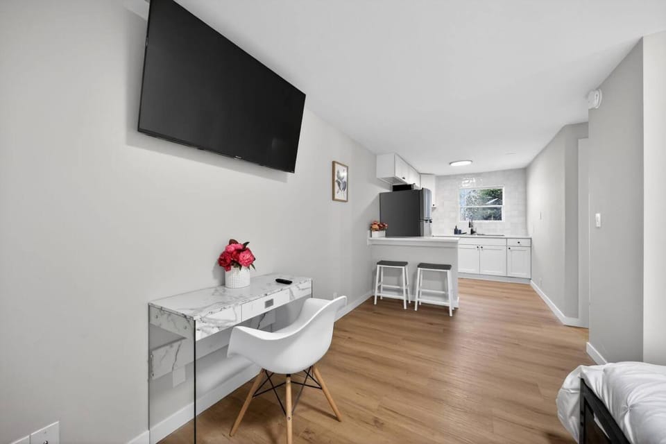 Stadium District Studio-King Bed-Walk to it all! Apartment in Tacoma