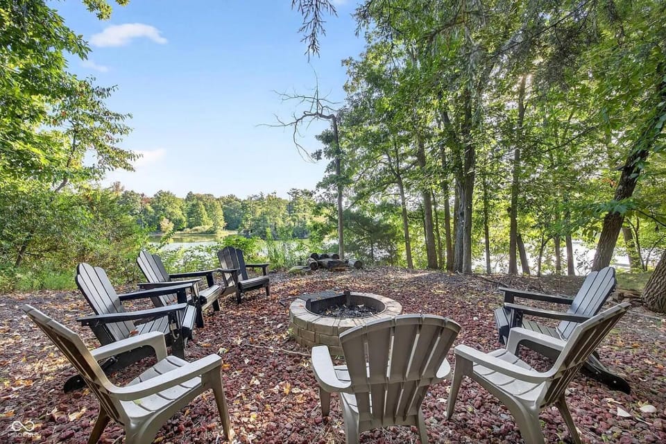 Lakefront Group Stay, Sleeps 19, Indoor Pool, Hot Tub, Arcades House in Indiana