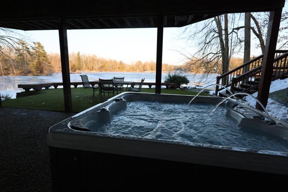 Lakefront Group Stay, Sleeps 19, Indoor Pool, Hot Tub, Arcades House in Indiana