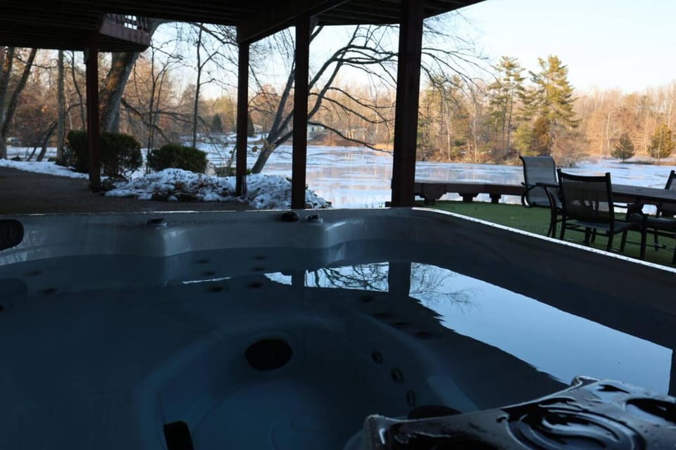 Lakefront Group Stay, Sleeps 19, Indoor Pool, Hot Tub, Arcades House in Indiana