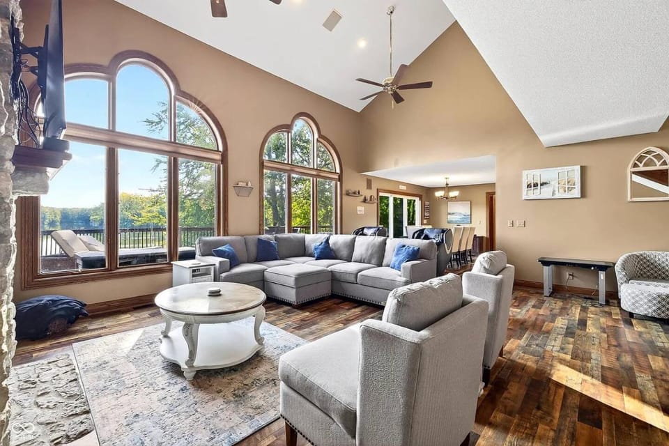 Lakefront Group Stay, Sleeps 19, Indoor Pool, Hot Tub, Arcades House in Indiana