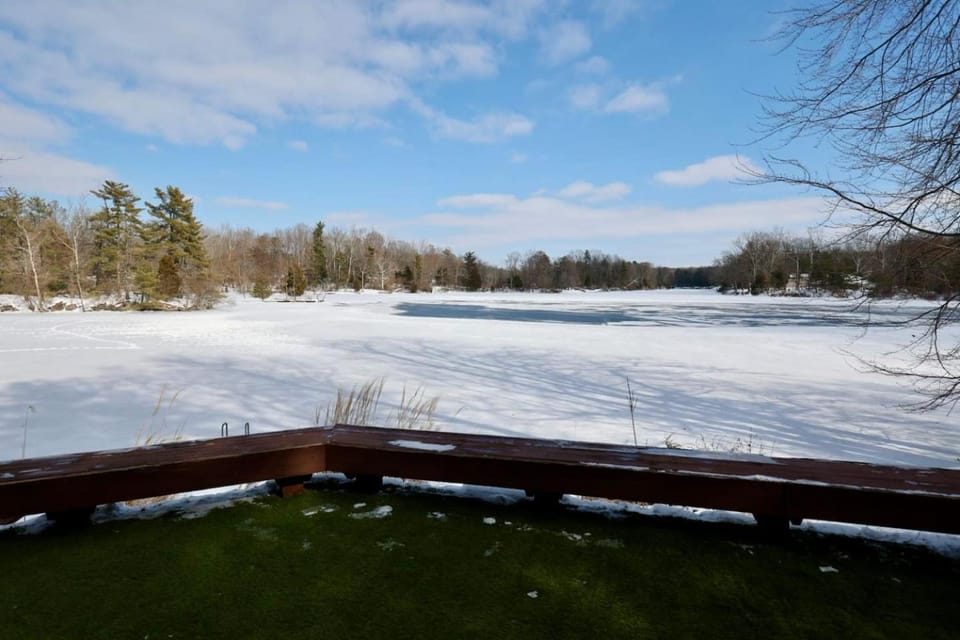 Lakefront Group Stay, Sleeps 19, Indoor Pool, Hot Tub, Arcades House in Indiana
