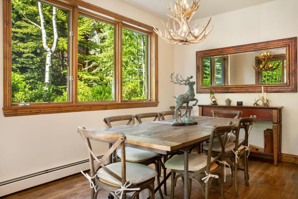 Walk to Slopes, Dining, Pool, Hot Tub, Private Deck, Firepit House in Edwards