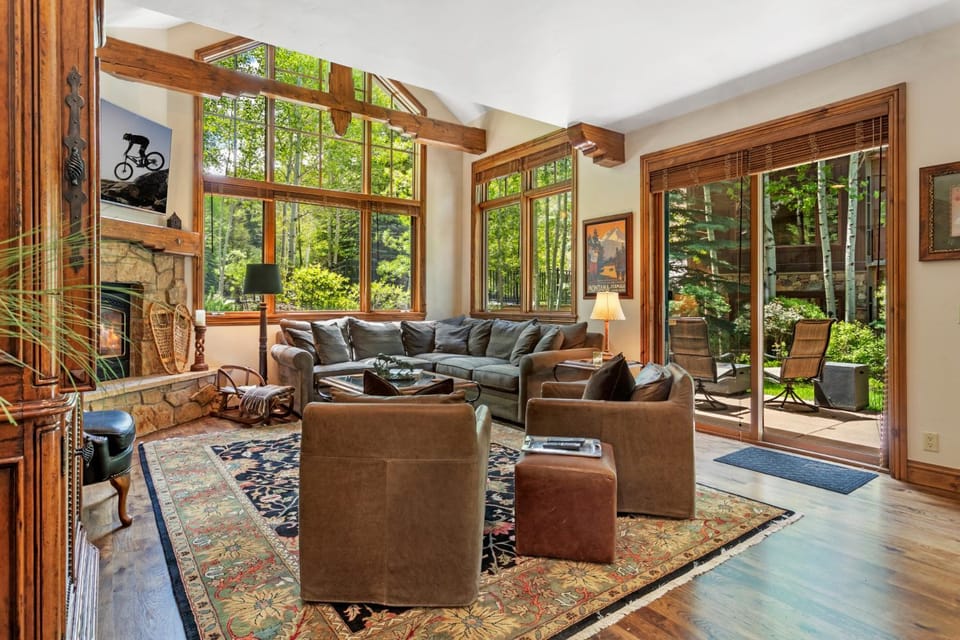 Walk to Slopes, Dining, Pool, Hot Tub, Private Deck, Firepit House in Edwards