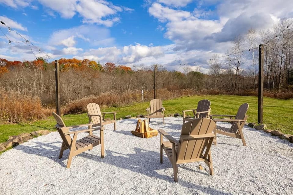Luxury 4BR in Hudson Valley on a 8 Acre Estate - Hot Tub, Large Firepit, Oversized 38 Ft Deck! House in Capital District, NY, USA