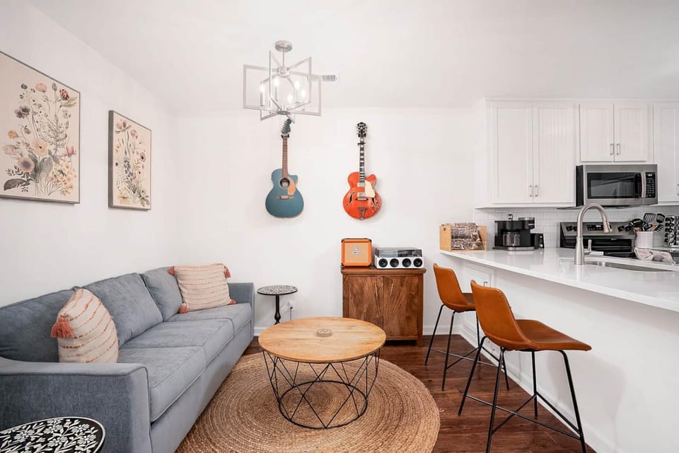3/4 mile walk to Toomer's, 2BR/2BA, 4 Queens, 2 sofa bed Apartment in Auburn