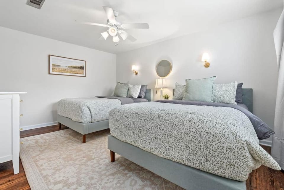 3/4 mile walk to Toomer's, 2BR/2BA, 4 Queens, 2 sofa bed Apartment in Auburn