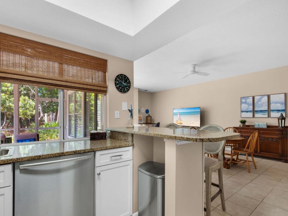 Day, TV and multimedia, Kitchen or kitchenette, Seating area, Dining area, furniture, kitchen
