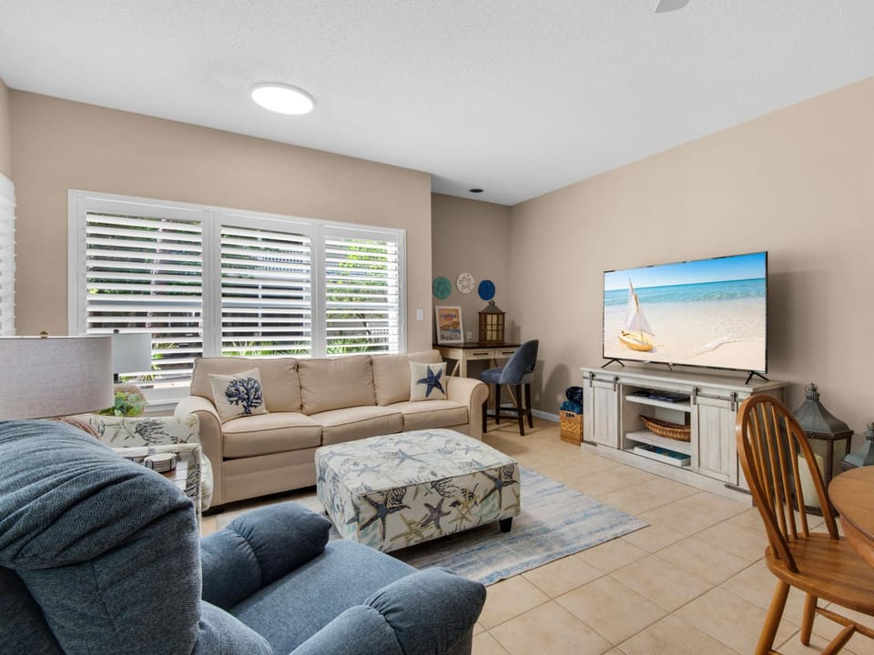 TV and multimedia, Living room, Seating area, furniture