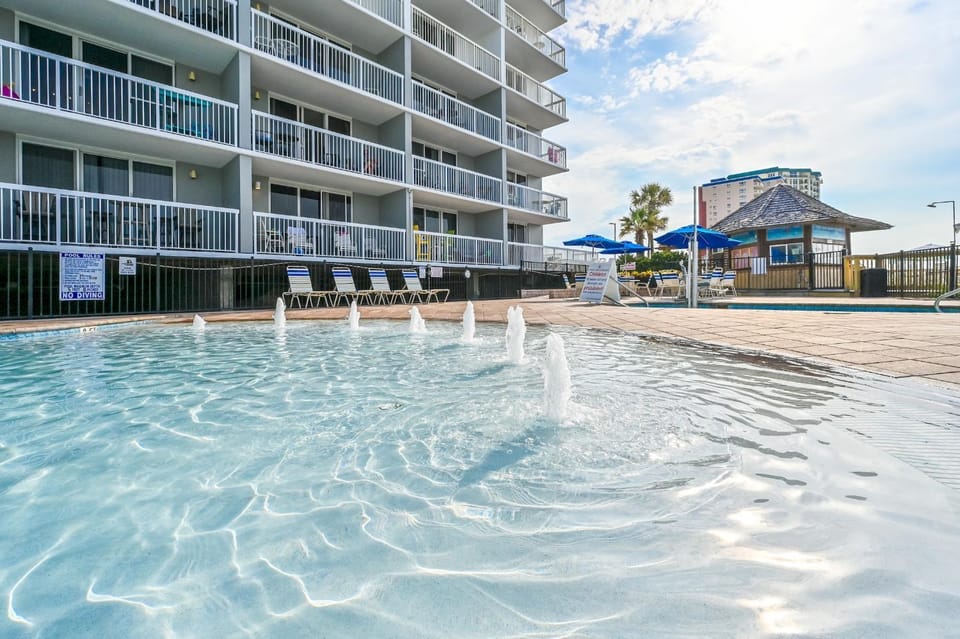 Property building, Day, Balcony/Terrace, Swimming pool