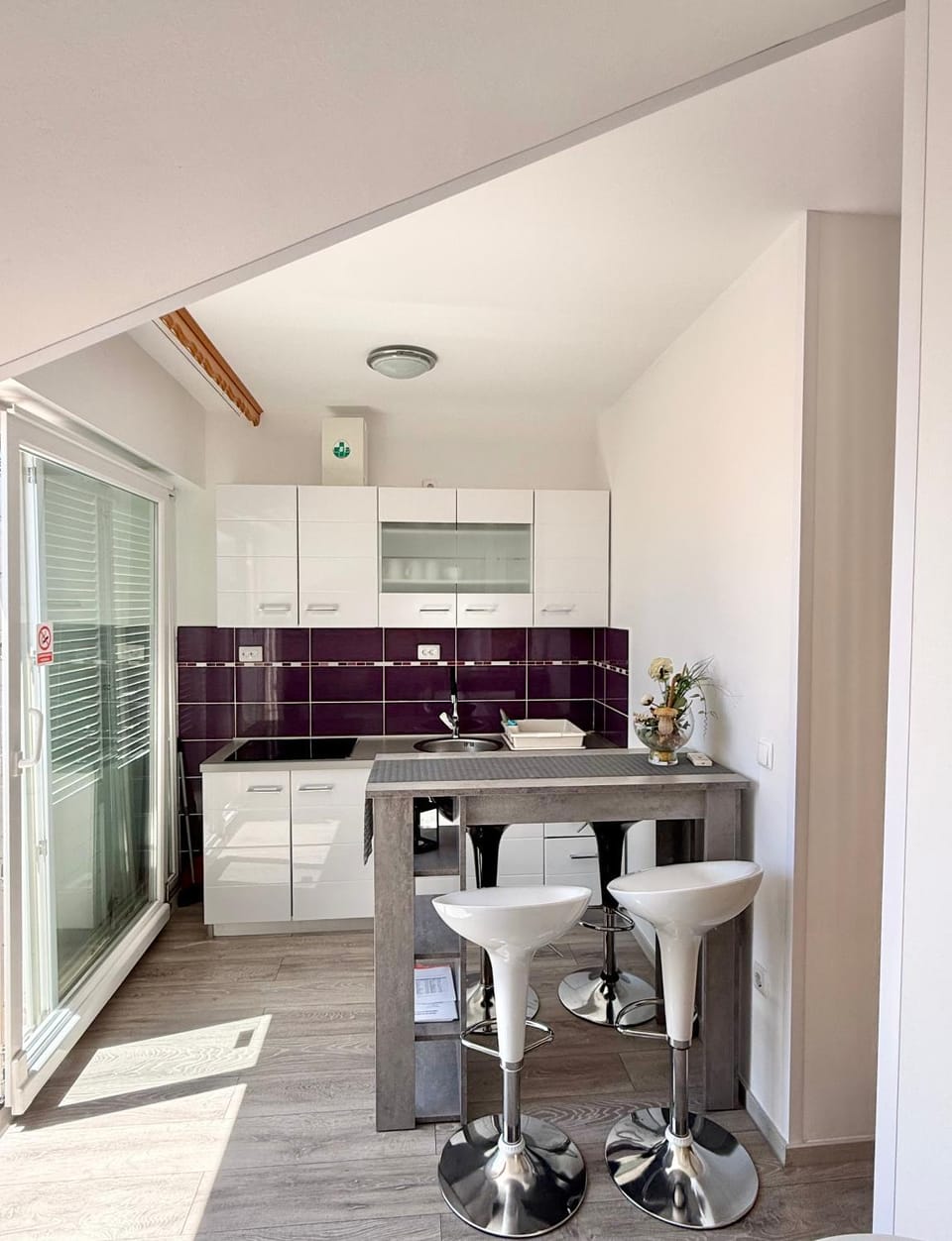 Kitchen or kitchenette, Dining area, stove