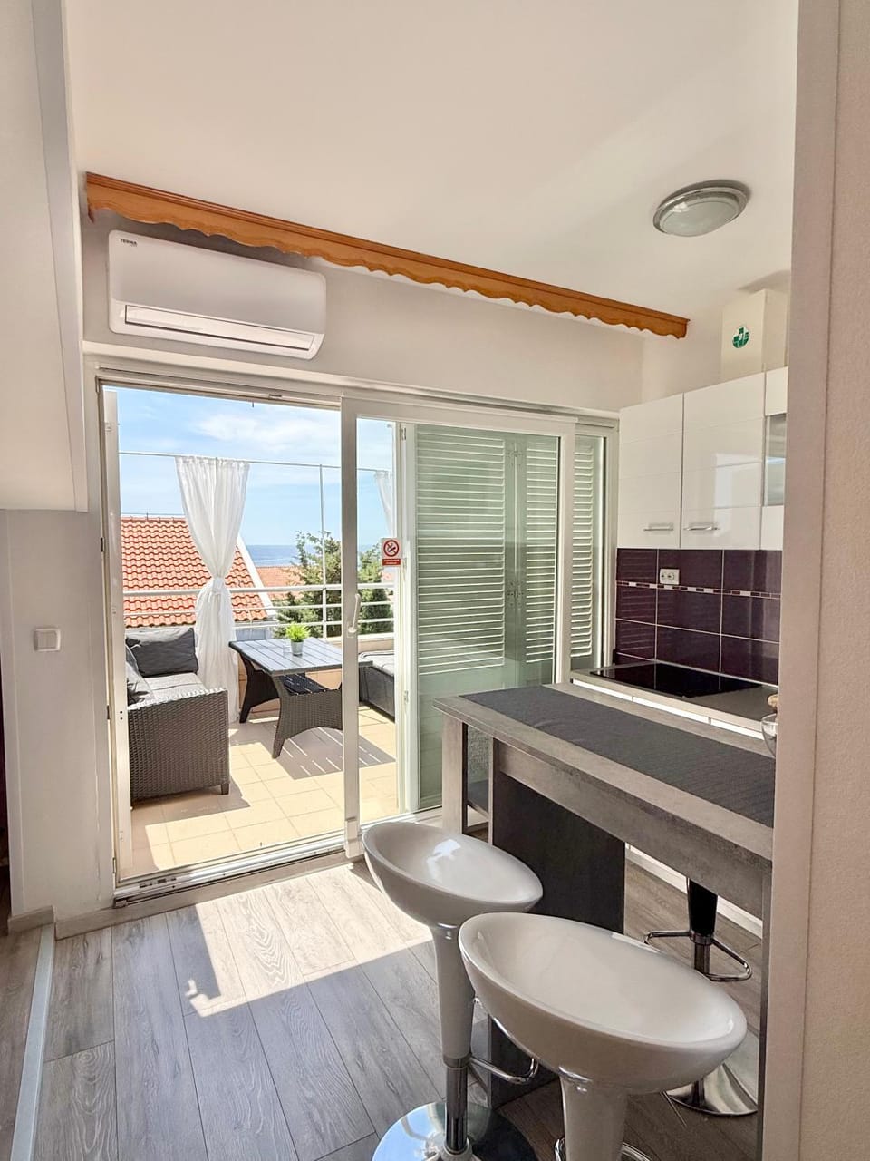Kitchen or kitchenette, Seating area, Dining area