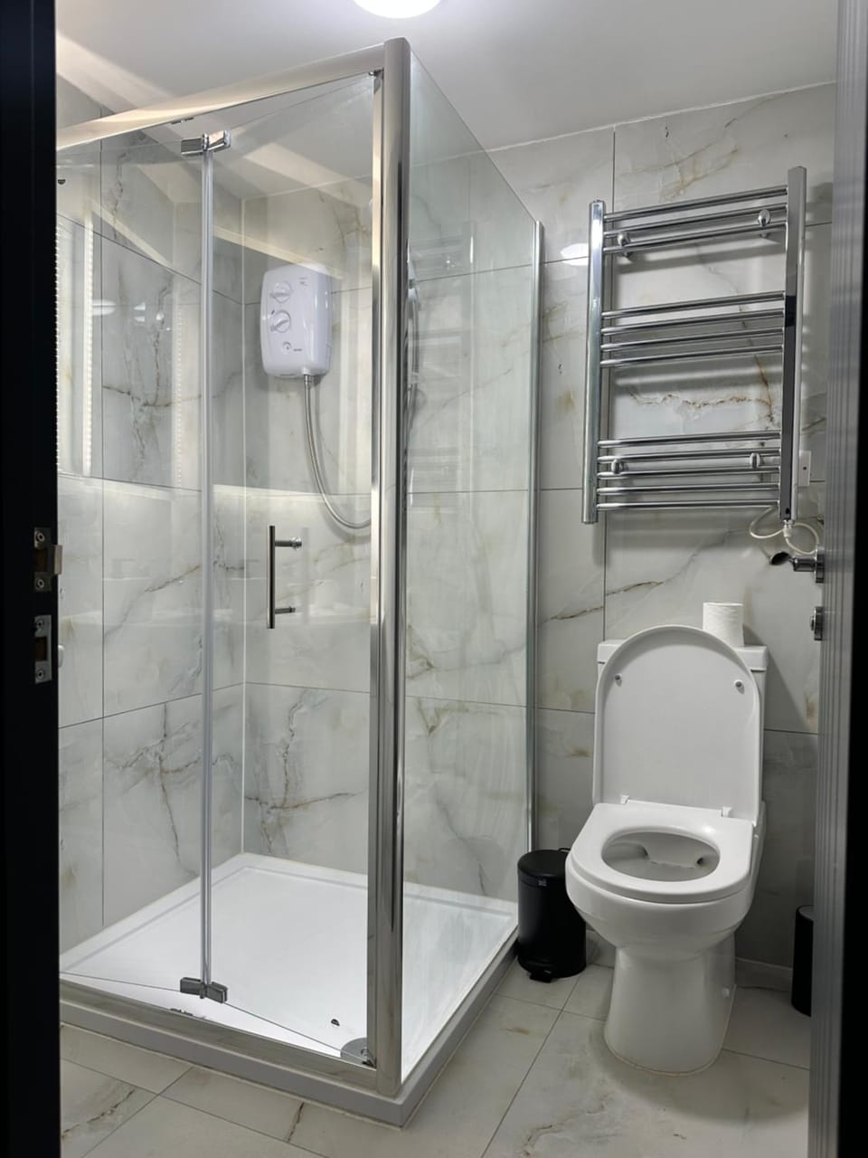 Shower, Toilet, Bathroom, towels