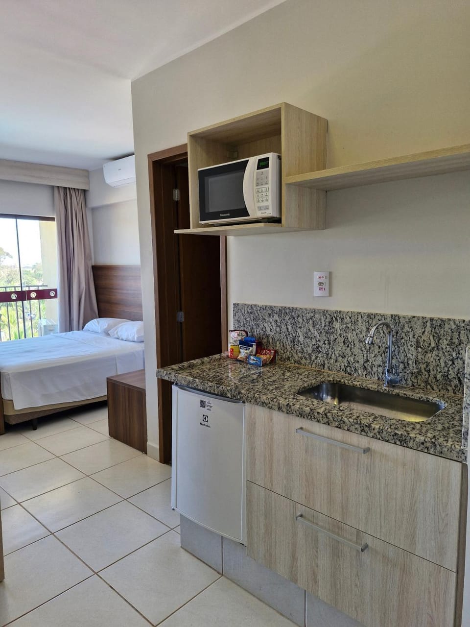 Bed, Kitchen or kitchenette, microwave, minibar