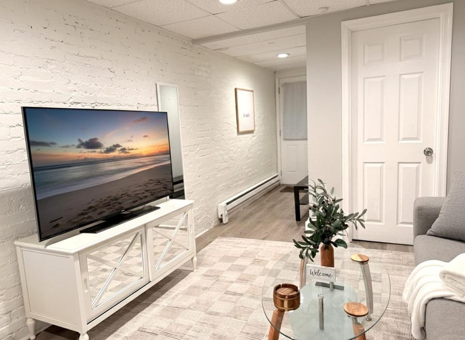 Communal lounge/ TV room, TV and multimedia, Living room, Seating area, Evening entertainment