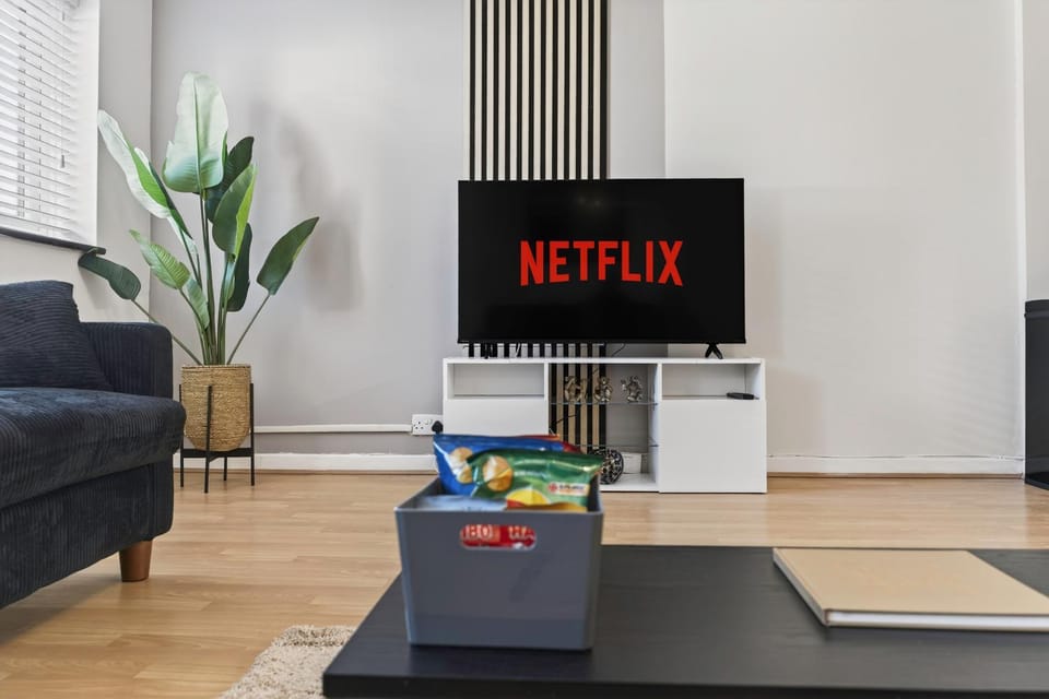 Communal lounge/ TV room, TV and multimedia, Living room, Seating area, Evening entertainment