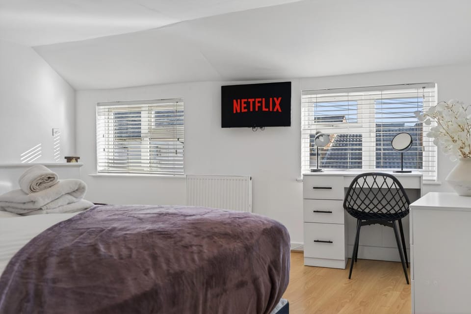Bed, TV and multimedia, Bedroom