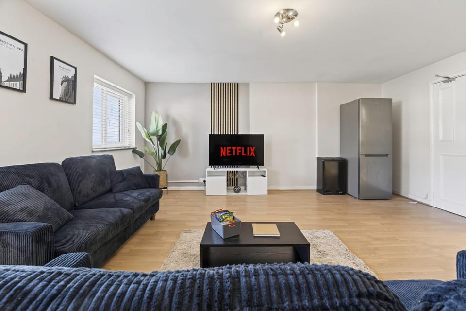 Communal lounge/ TV room, TV and multimedia, Living room, Seating area, Evening entertainment