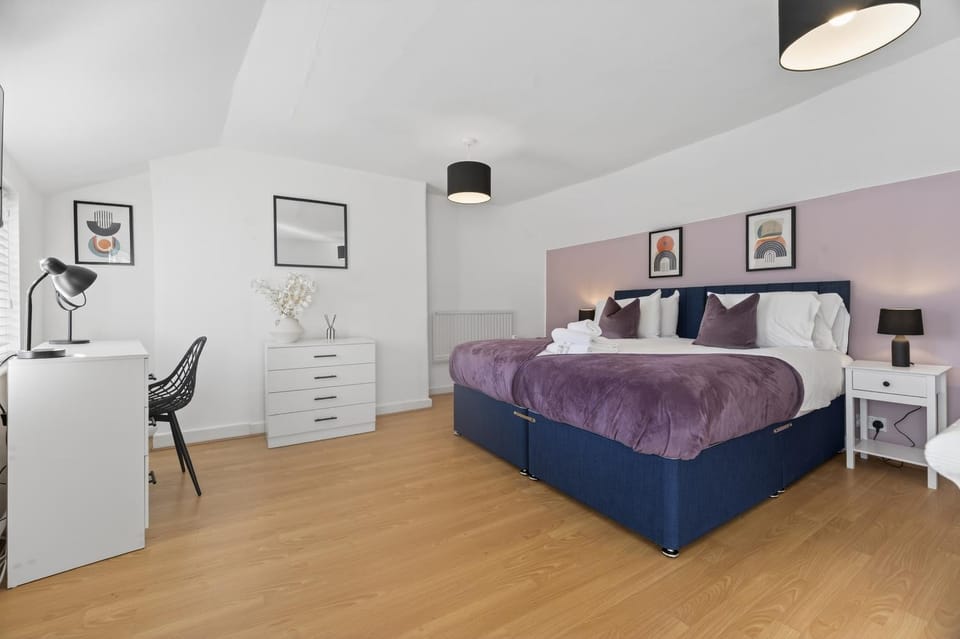 Bed, Photo of the whole room, Bedroom