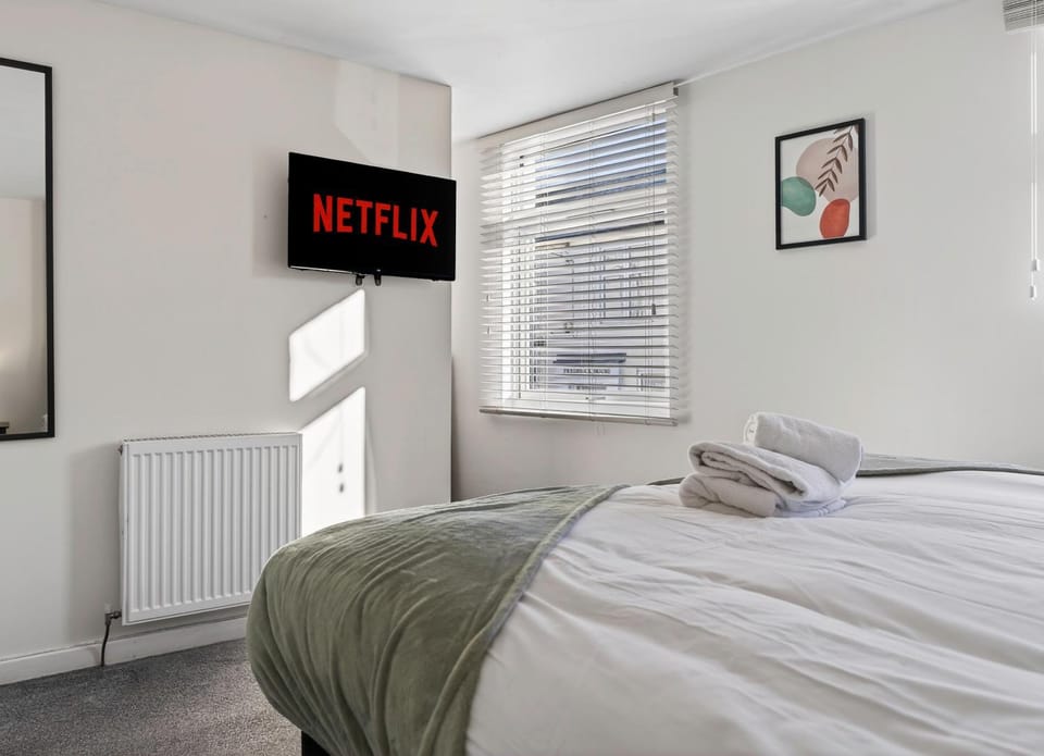 Bed, TV and multimedia, Bedroom, internet, towels