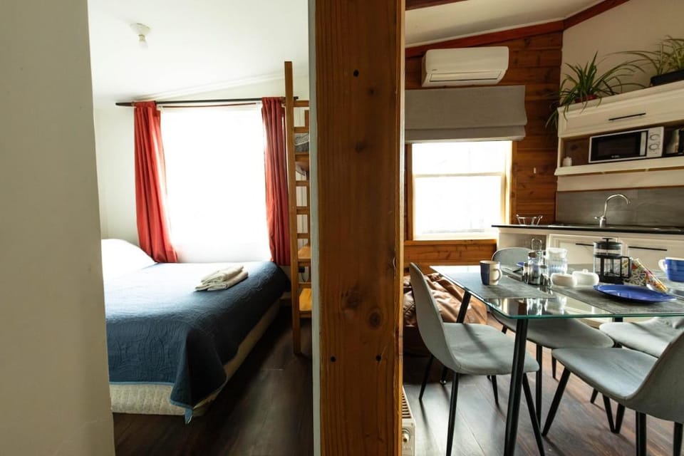 Kitchen or kitchenette, Seating area, Bedroom