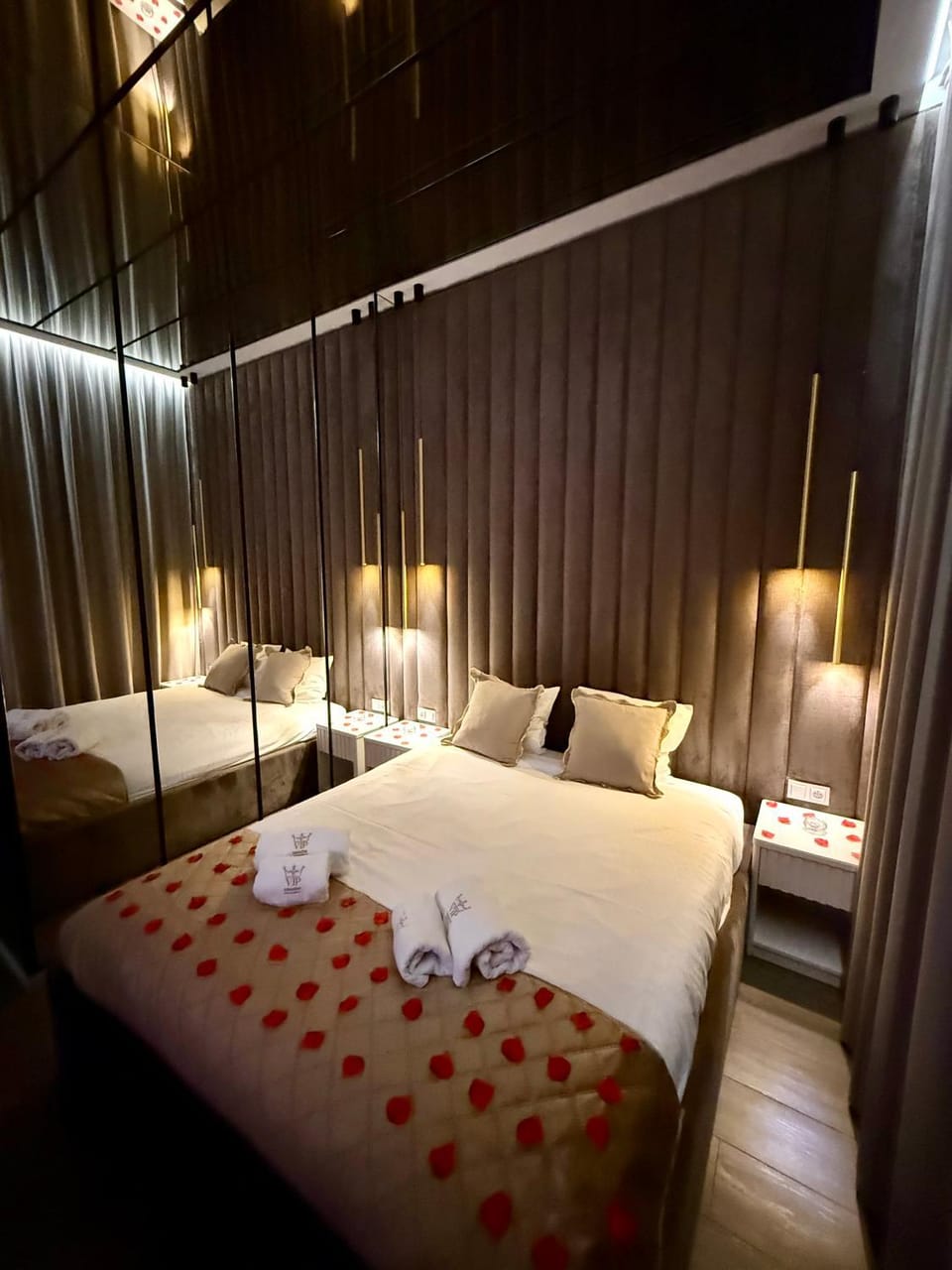 Bed, Bedroom, towels