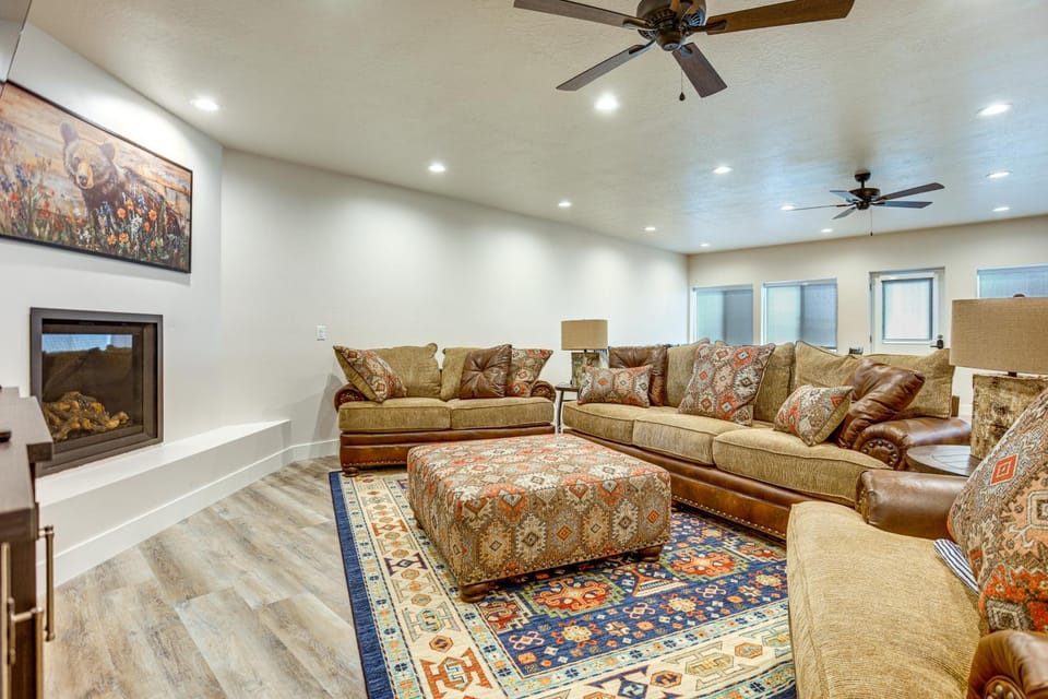 Hot Tub & Pickleball Court: Huge Bear Lake Home! House in Garden City