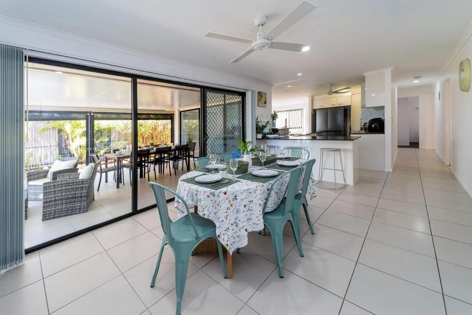 4-Bedroom Endeavour Poolside Escape House in Hervey Bay