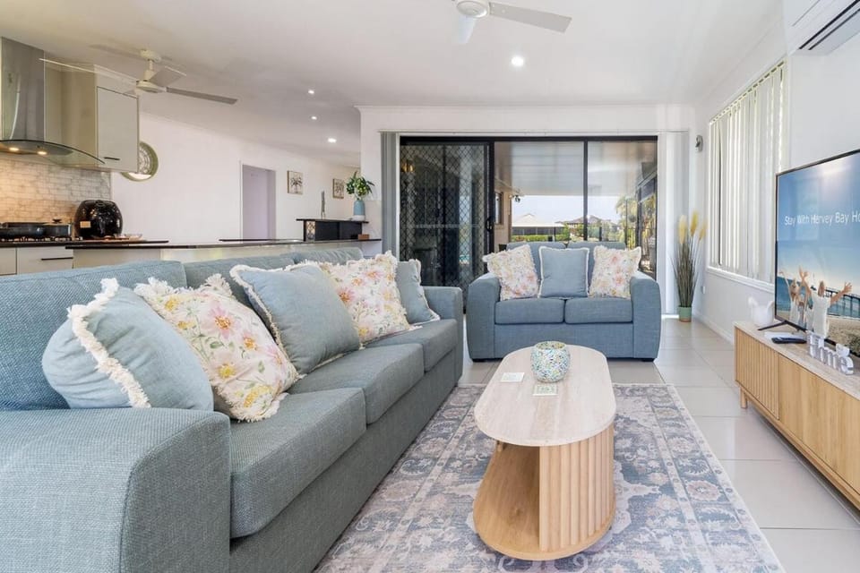 4-Bedroom Endeavour Poolside Escape House in Hervey Bay