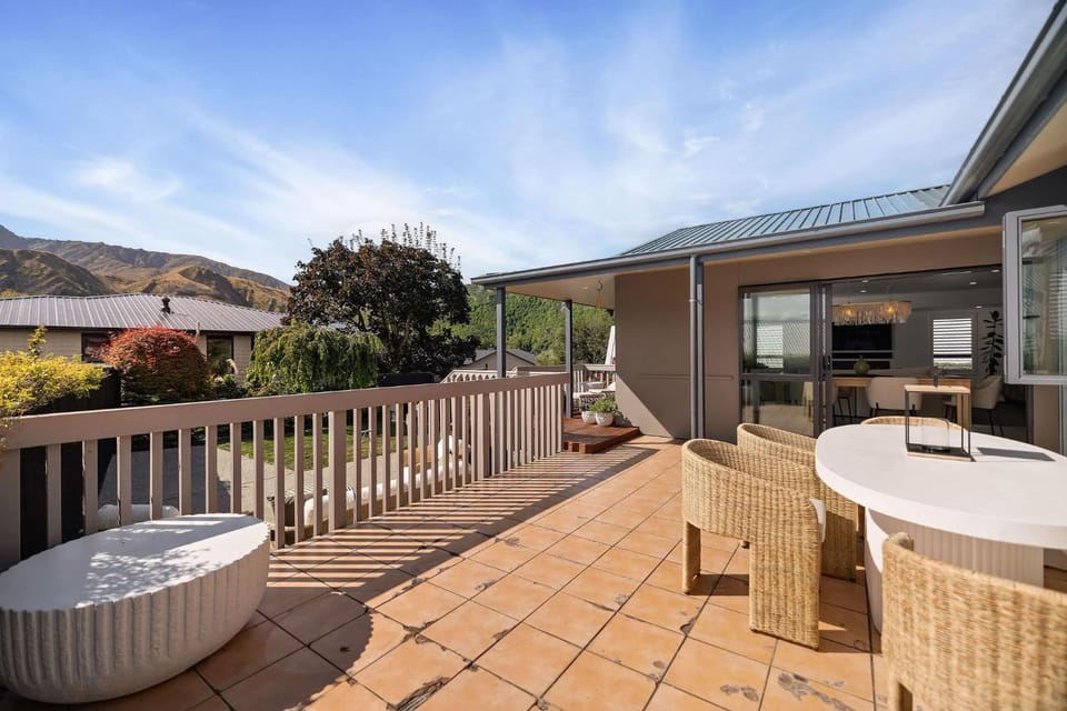 Property building, Patio, Natural landscape, Balcony/Terrace, Balcony/Terrace, Dining area, Mountain view