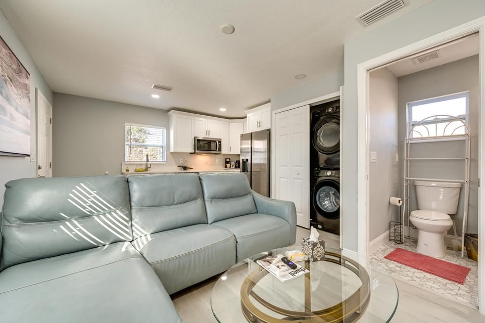 4 Mi to Downtown Tampa! Urban Couples Retreat Apartment in Tampa