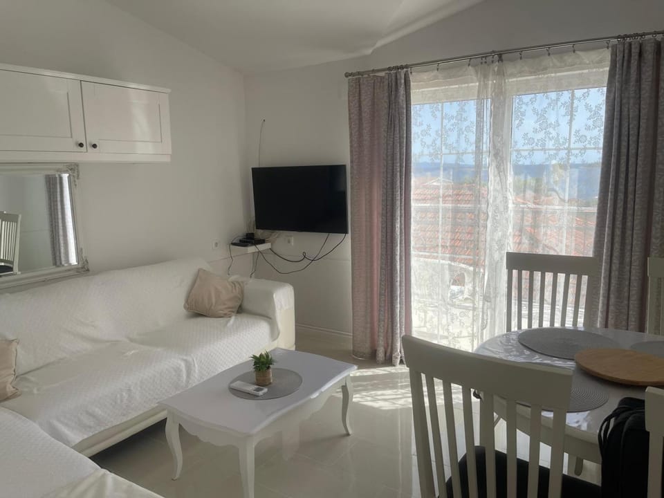 TV and multimedia, Balcony/Terrace, Living room, Seating area, Dining area, Sea view