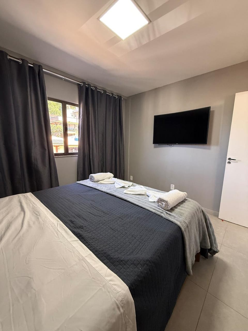 Bed, TV and multimedia, Bedroom, towels