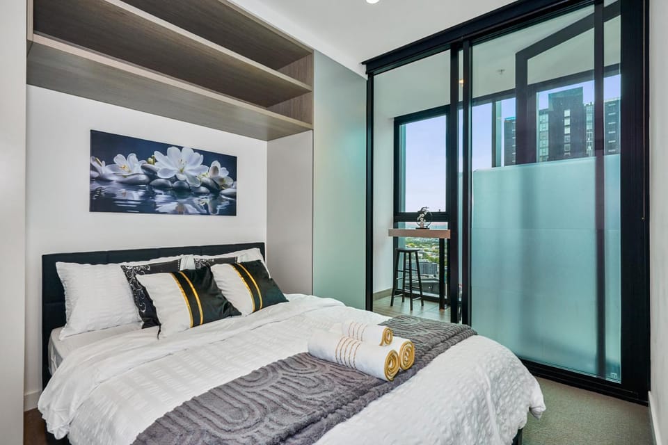 Bed, View (from property/room), View (from property/room), Bedroom, City view, City view, towels, towels, wardrobe