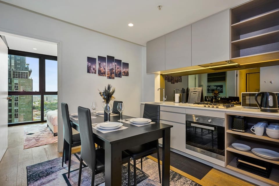 Kitchen or kitchenette, Living room, Seating area, Dining area, Dinner, Dinner, dishwasher, microwave, oven, stove, stove, toaster, toaster, kitchen, kitchen