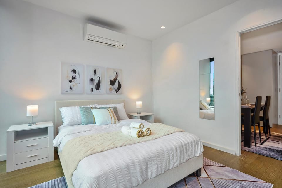 Bed, View (from property/room), View (from property/room), Bedroom, City view, City view, towels, towels, wardrobe