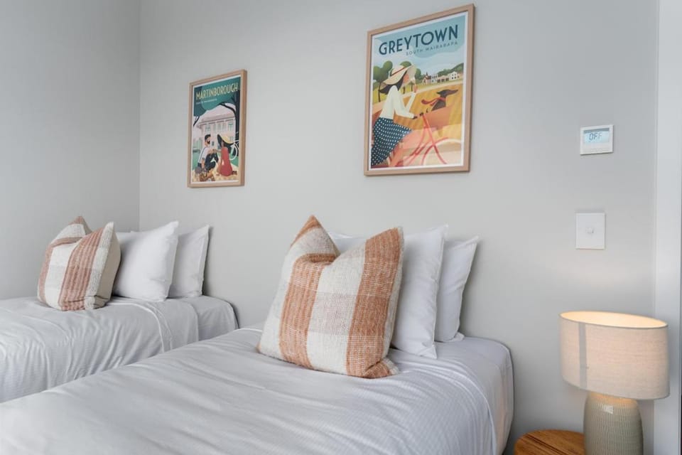 White Rock Retreat-Whare Nui House in Martinborough