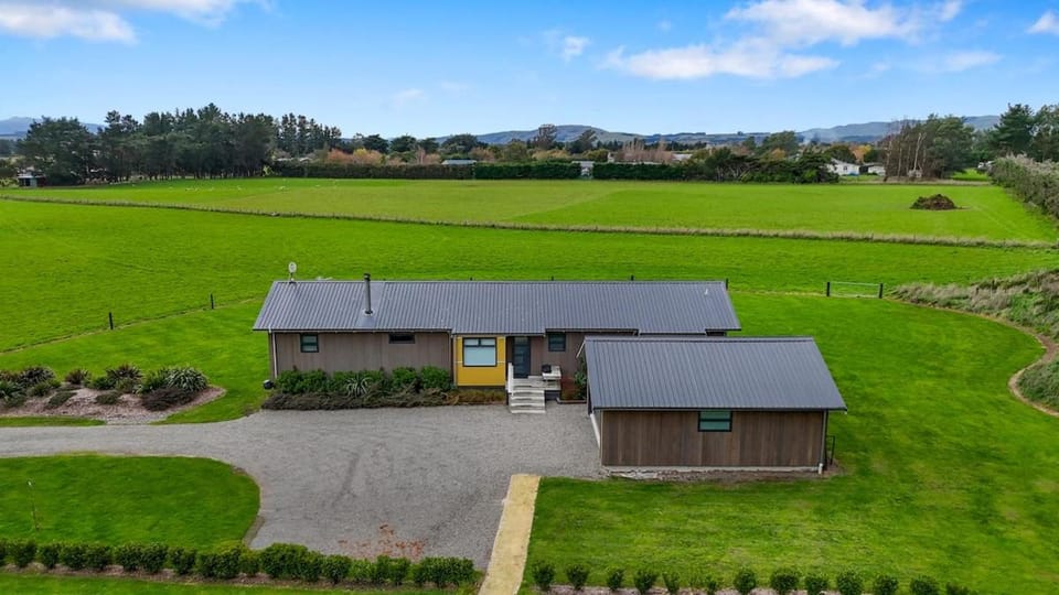 White Rock Retreat-Whare Nui House in Martinborough