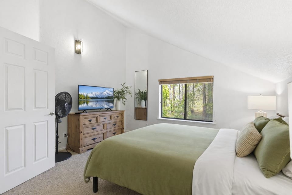 Shaver Escape Hot Tub AC! House in Shaver Lake