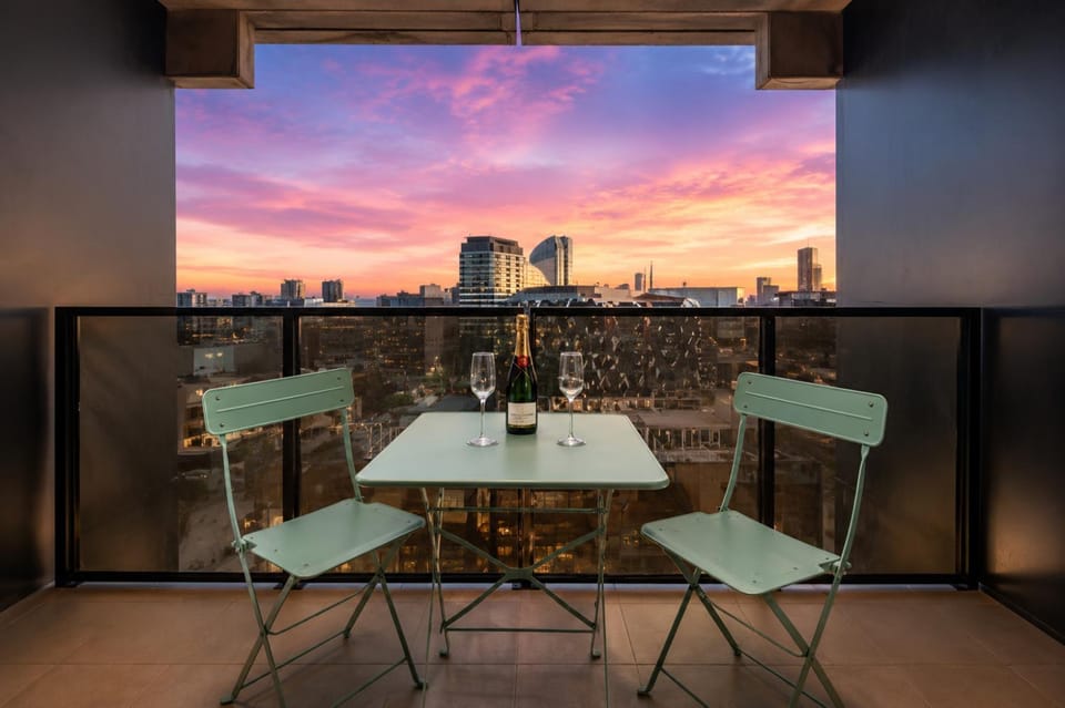 High-Rise 2BR - Pool, Gym, Sauna & Marvel Stadium Apartment in Melbourne