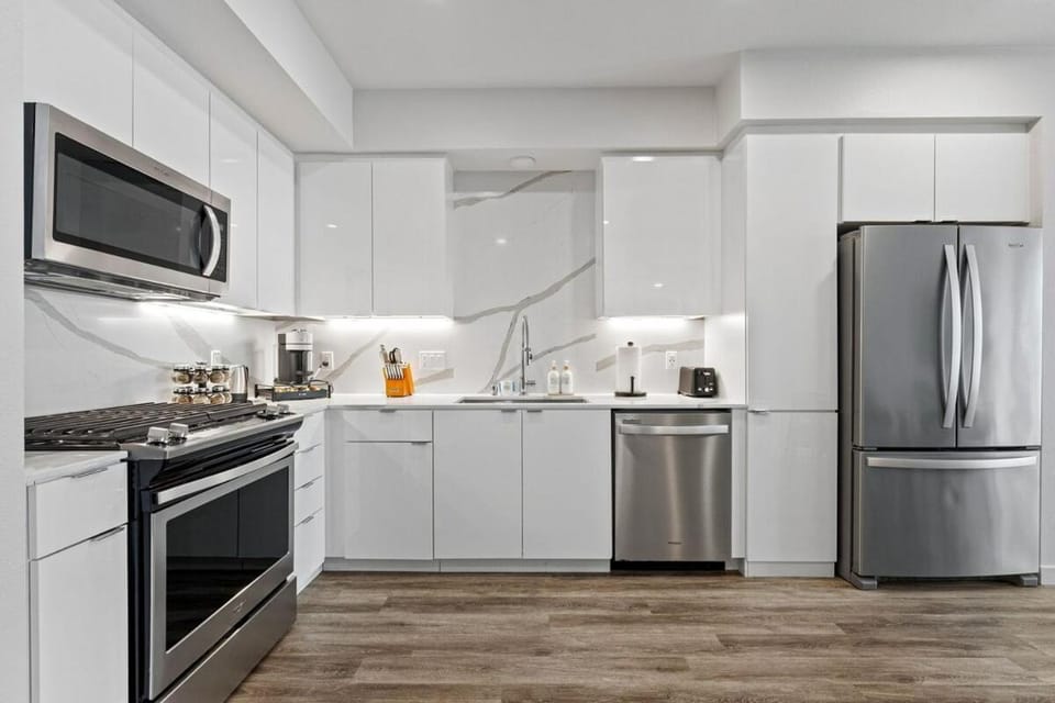 Coffee/tea facilities, dishwasher, microwave, stove, kitchen