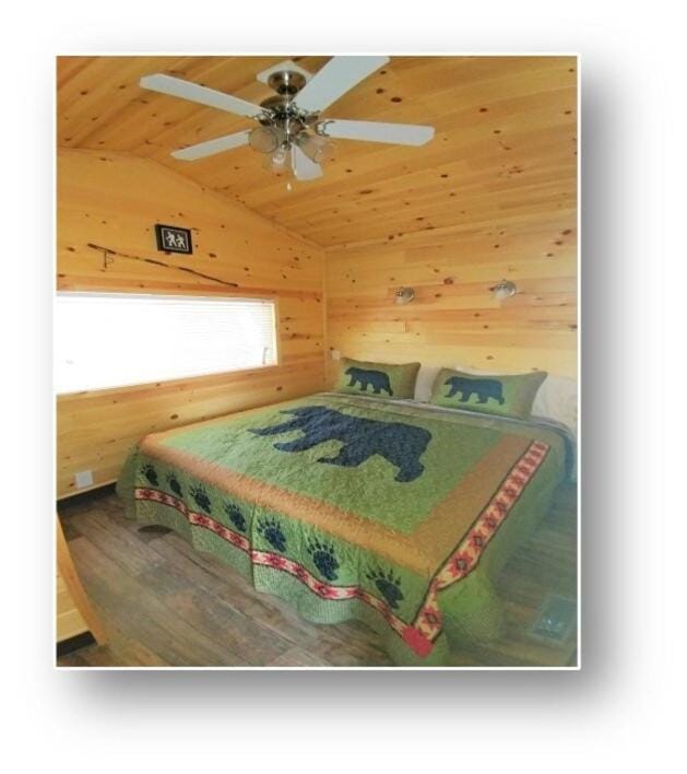 Yellowstone Chalet Cottage House in Michigan