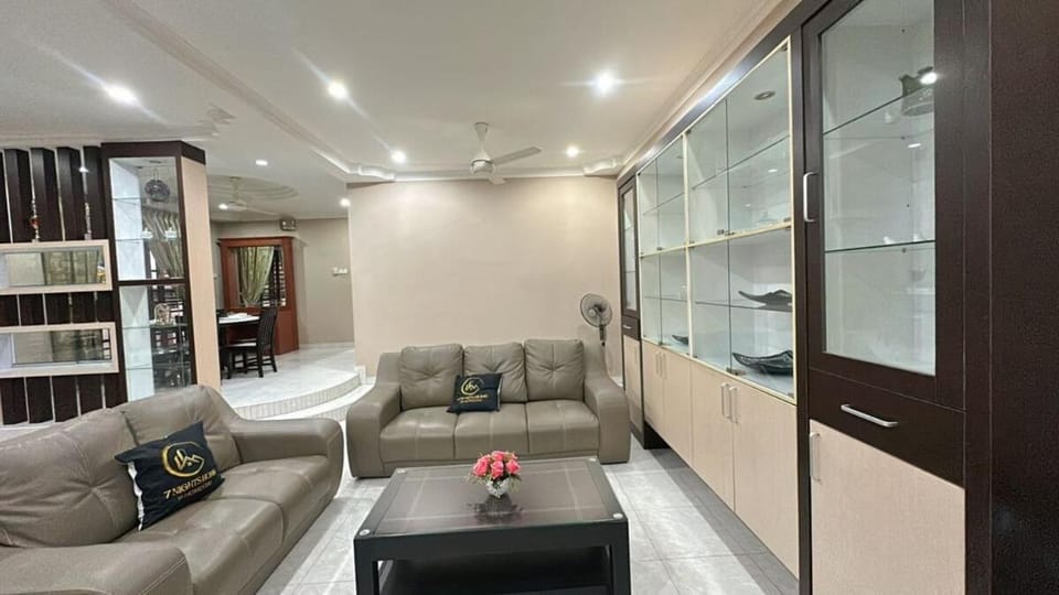 C05 Family Rinting Homestay 2 Storey Semi D House in Johor
