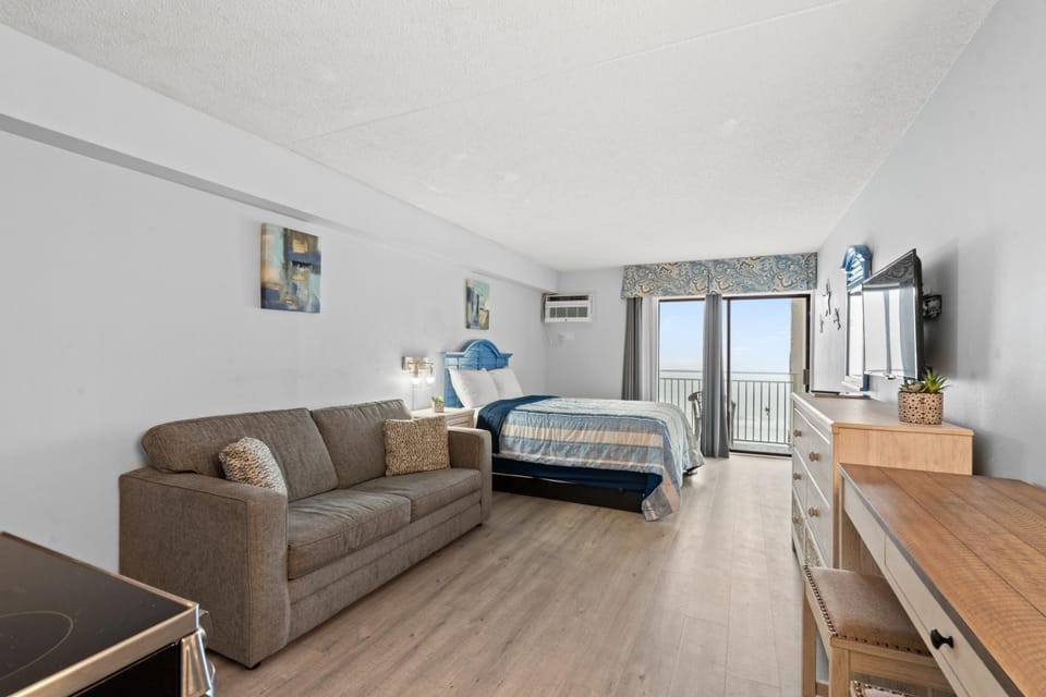Oceanfront Studio Queen Bed Steps to the Beach Apartment in Myrtle Beach